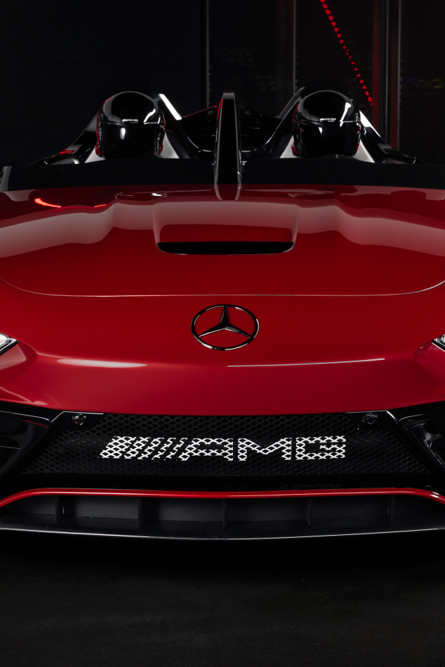 Вид спереди на красный автомобиль Concept Mercedes-AMG PureSpeed 2024 года