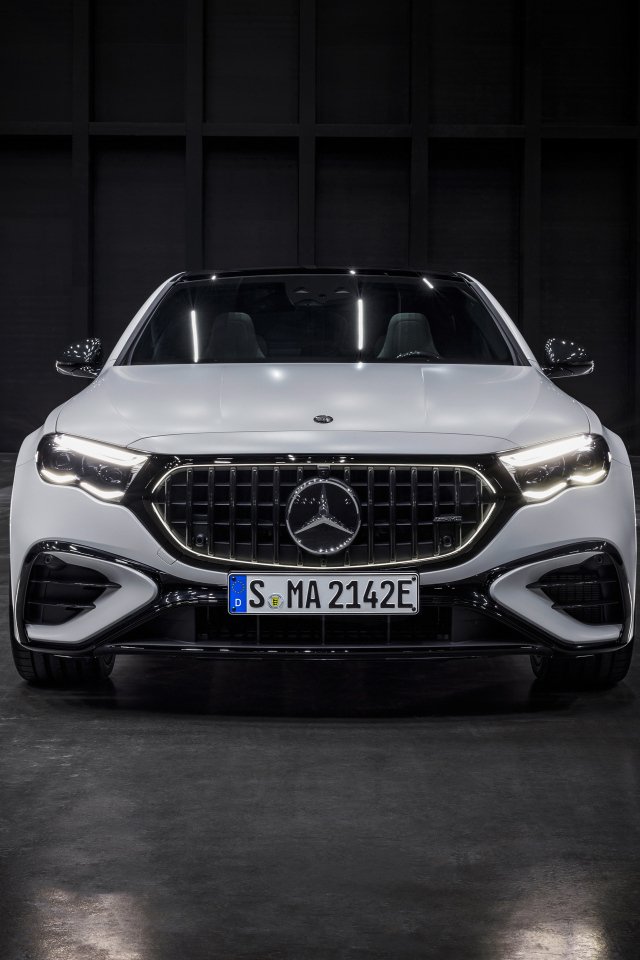 Автомобиль Mercedes-AMG E 53 HYBRID 4MATIC+ 2024 года вид спереди