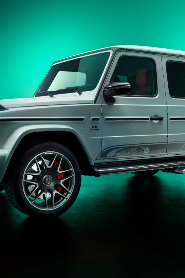 Автомобиль Mercedes-AMG G63 на зеленом фоне