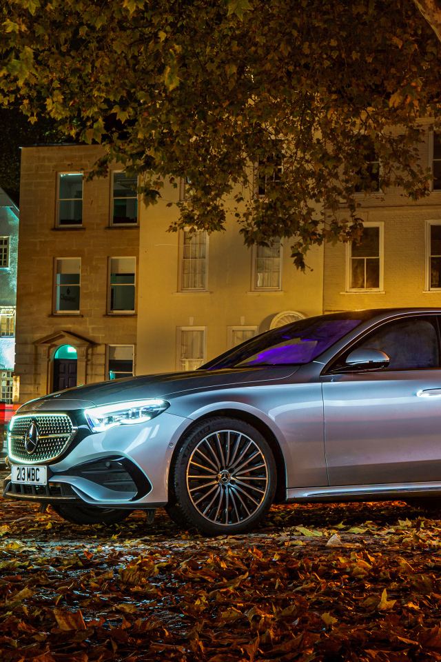 Автомобиль Mercedes-Benz E 300 E AMG Line в городе