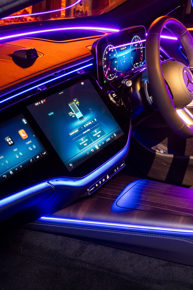 Салон автомобиля Mercedes-Benz E 300 E AMG Line с подсветкой