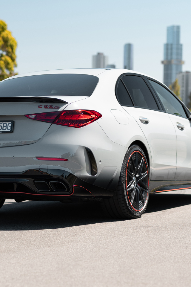 Вид сзади на автомобиль Mercedes-AMG C 63 S E Performance F1 Edition 2024  года