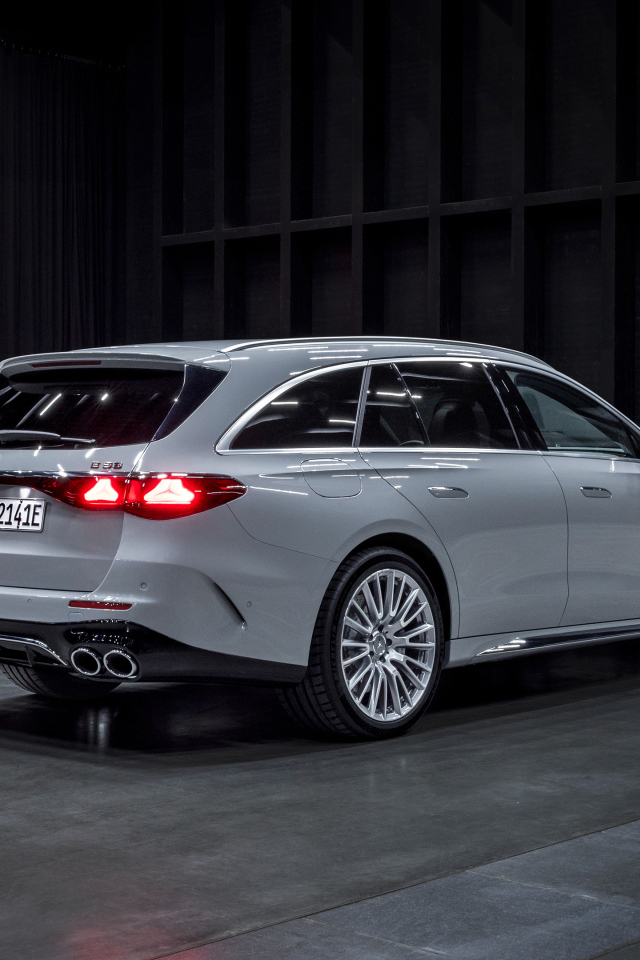 Вид сзади на автомобиль Mercedes-AMG E 53 HYBRID 4MATIC+ Estate 2024 года