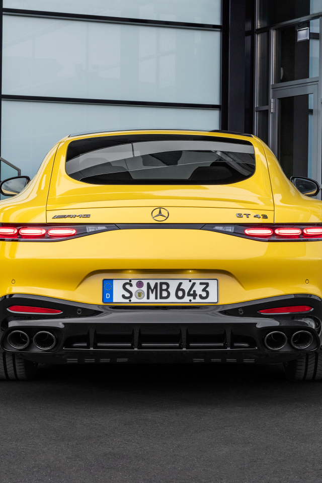 Вид сзади на автомобиль Mercedes-AMG GT 43 Coupe 2024 года