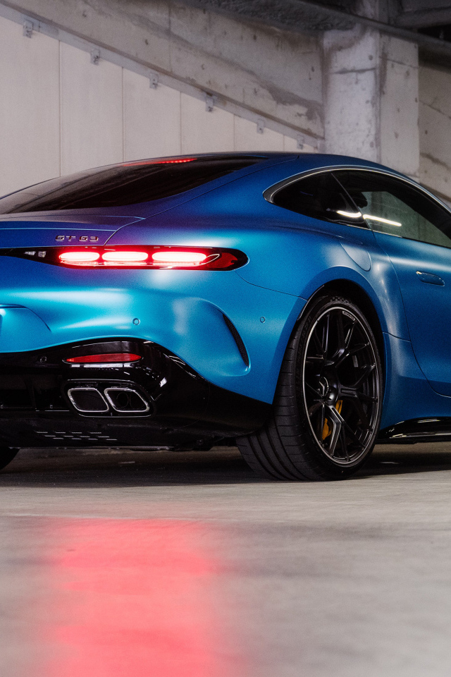Вид сзади на синий автомобиль Mercedes-AMG GT 63 4MATIC+