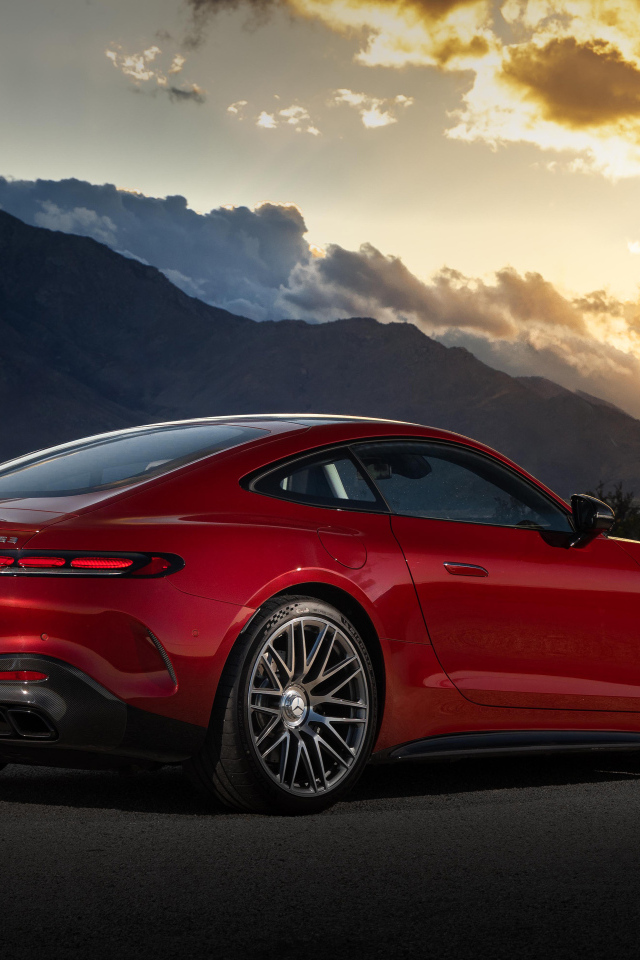Вид сзади на красный автомобиль Mercedes-AMG GT 63 4MATIC+ 2024 года на закате