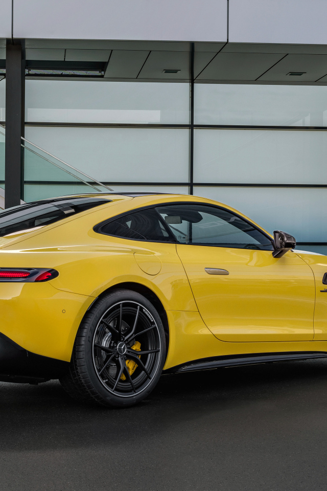 Вид сзади на желтый автомобиль Mercedes-AMG GT 43 Coupe 2024 года