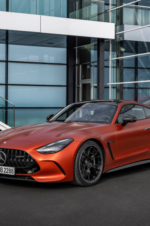 Красный автомобиль Mercedes-AMG GT 63 S E Performance 2024 года у здания