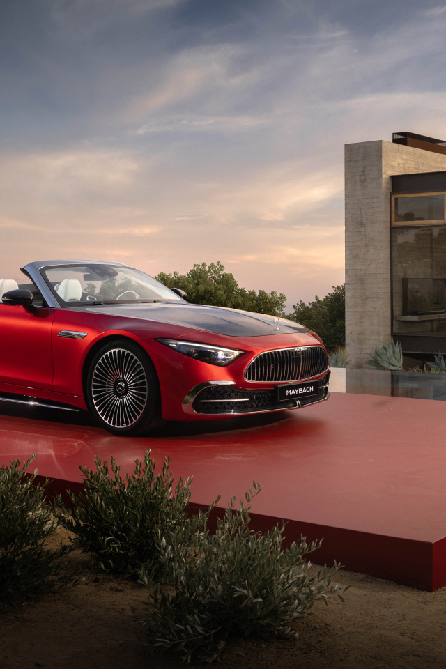 Красный автомобиль Mercedes-Maybach SL 680 Monogram Series 2024 года у дома