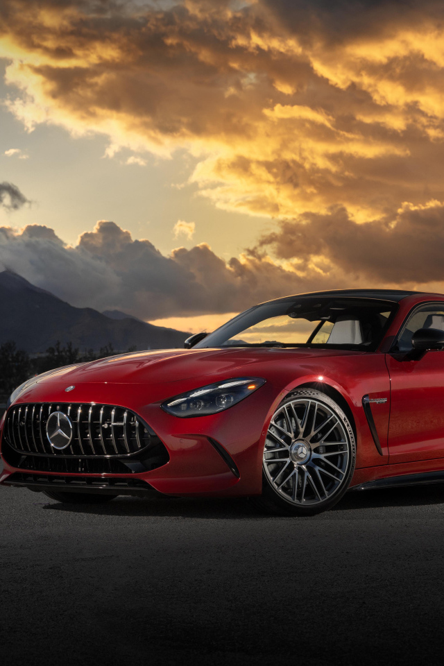 Красный автомобиль Mercedes-AMG GT 63 4MATIC+ 2024 года на закате