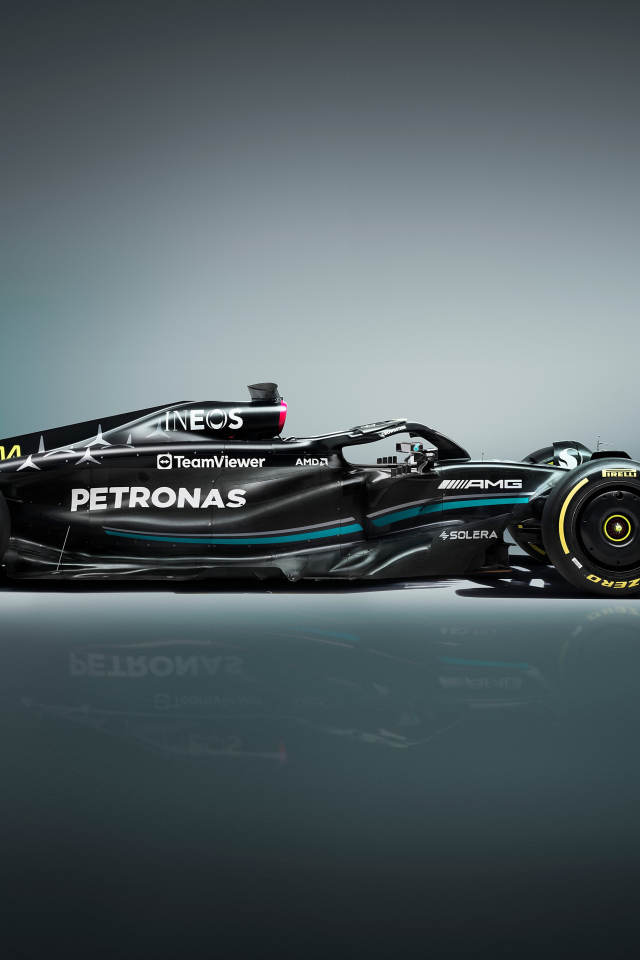 Вид сбоку на серебристый автомобиль Mercedes-AMG F1 W14 E Performance
