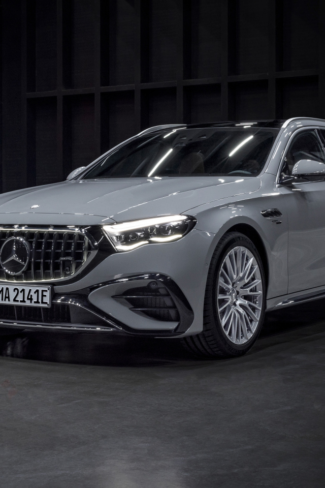 Серебристый автомобиль Mercedes-AMG E 53 HYBRID 4MATIC+ Estate 2024 года