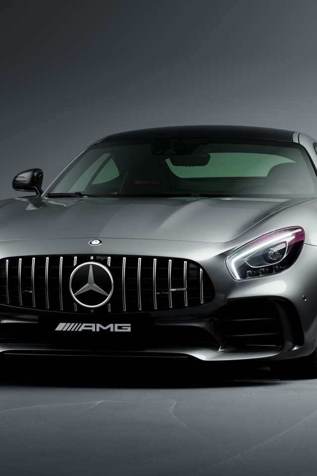 Серебристый автомобиль Mercedes-AMG GT R