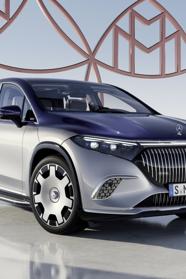 Серебристый автомобиль Mercedes Maybach EQS 680