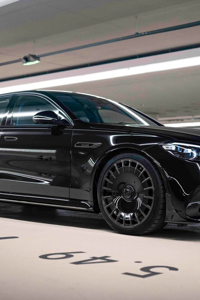 Стильный черный автомобиль Mercedes-AMG S 63 E Performance Brabus 930