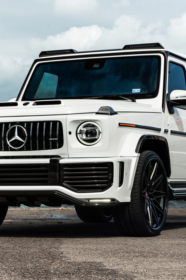 Белый автомобиль Urban Automotive Mercedes-AMG G 63 2024 года