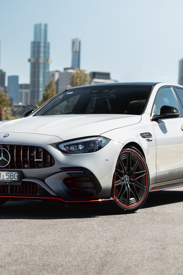 Белый автомобиль  Mercedes-AMG C 63 S E Performance F1 Edition 2024 года