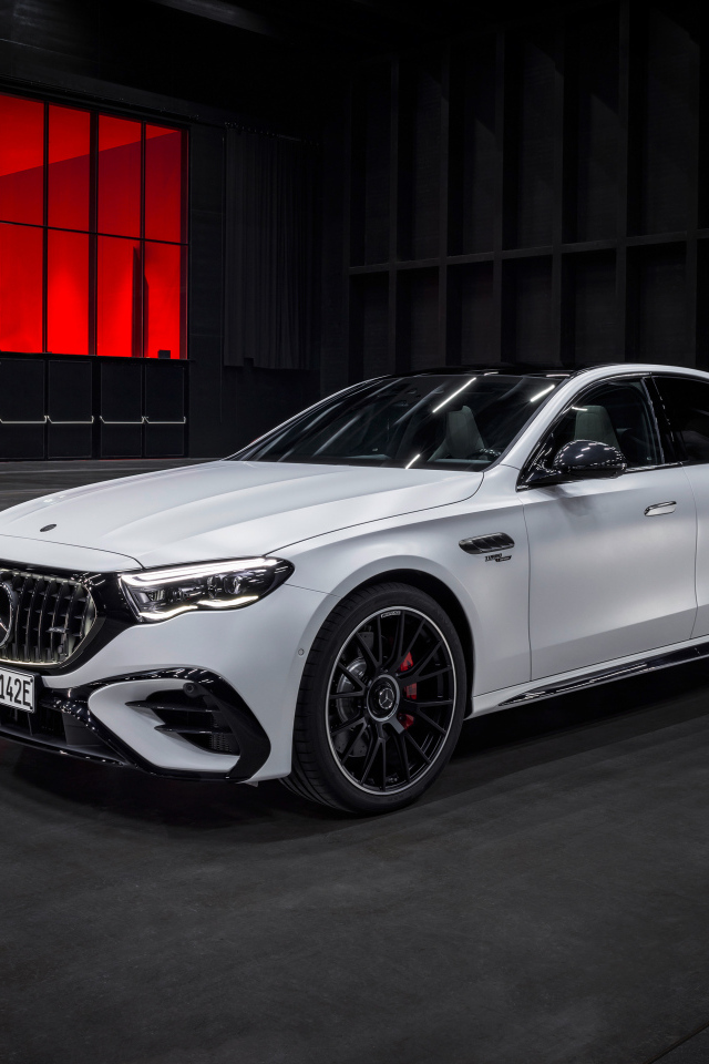 Белый автомобиль Mercedes-AMG E 53 HYBRID 4MATIC+ 2024 года на черном фоне