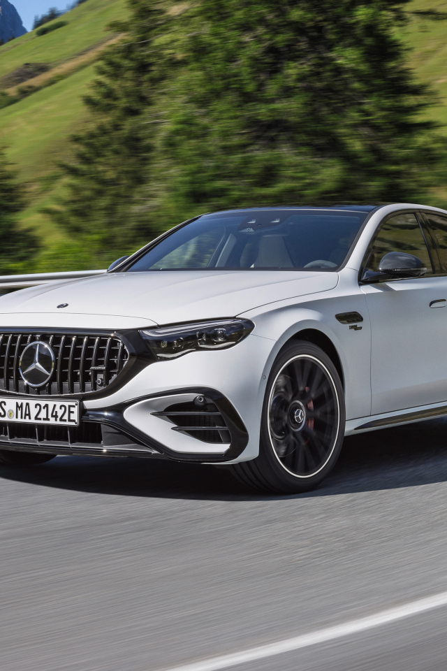Белый автомобиль Mercedes-AMG E 53 HYBRID 4MATIC+ 2024 года на дороге