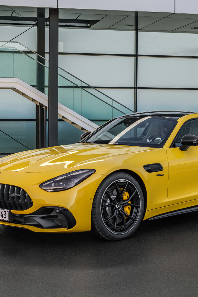 Желтый автомобиль Mercedes-AMG GT 43 Coupe 2024 года