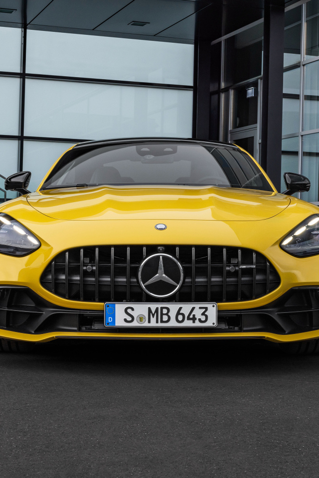 Желтый автомобиль Mercedes-AMG GT 43 Coupe 2024 года вид спереди