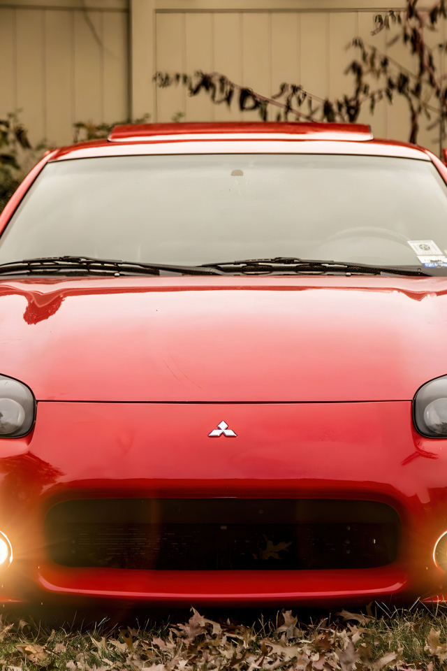 Вид спереди на красный автомобиль Mitsubishi 3000GT
