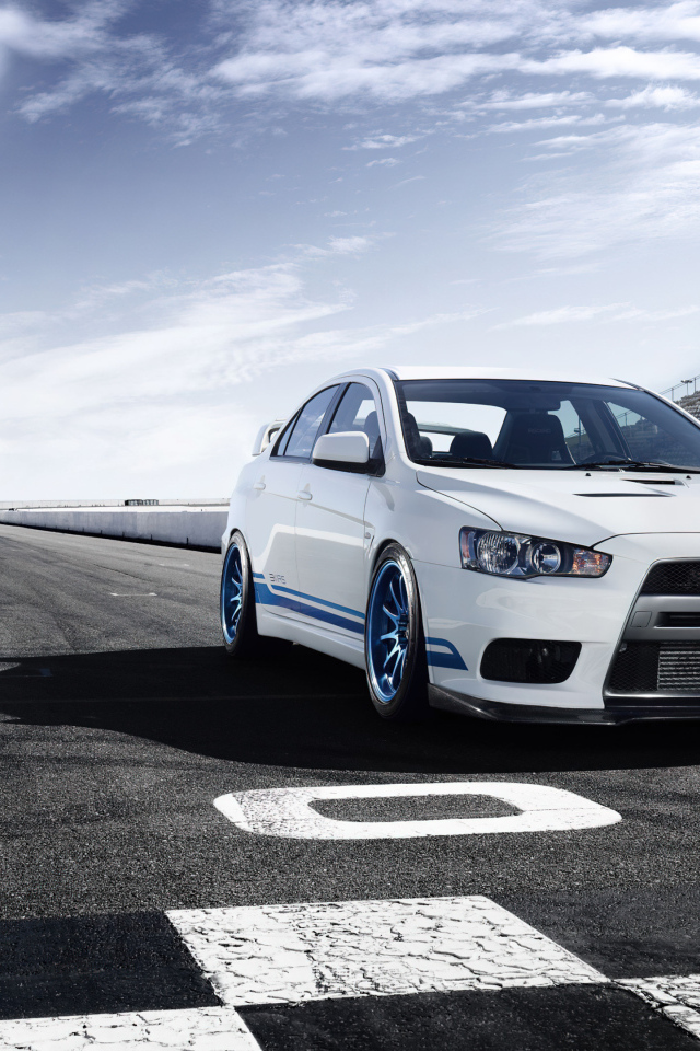 Белый автомобиль Mitsubishi Lancer Evolution JDM