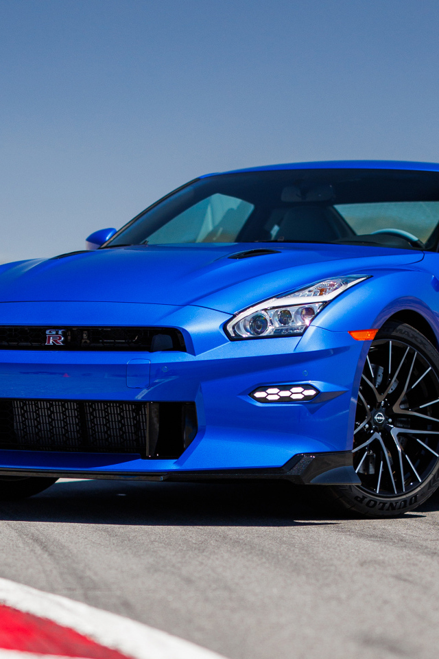 Синий автомобиль Nissan GT-R Skyline Edition 2024 года