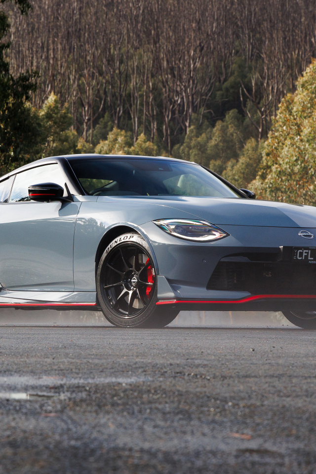 Серебристый автомобиль Nissan Z Nismo 2024 года