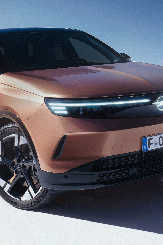 Коричневый автомобиль Opel Grandland Electric 2024 года