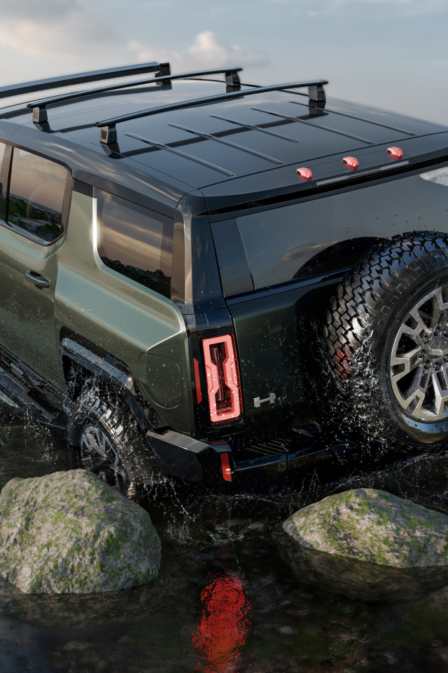 Внедорожник GMC Hummer EV Pickup 2024 года едет по камням