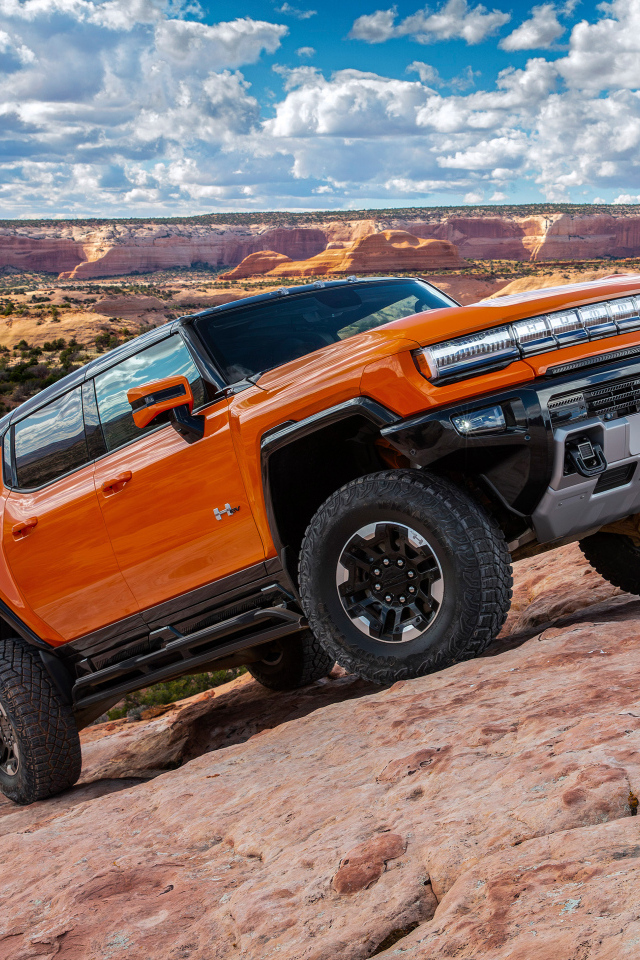 Большой GMC Hummer EV 2024 года в горах