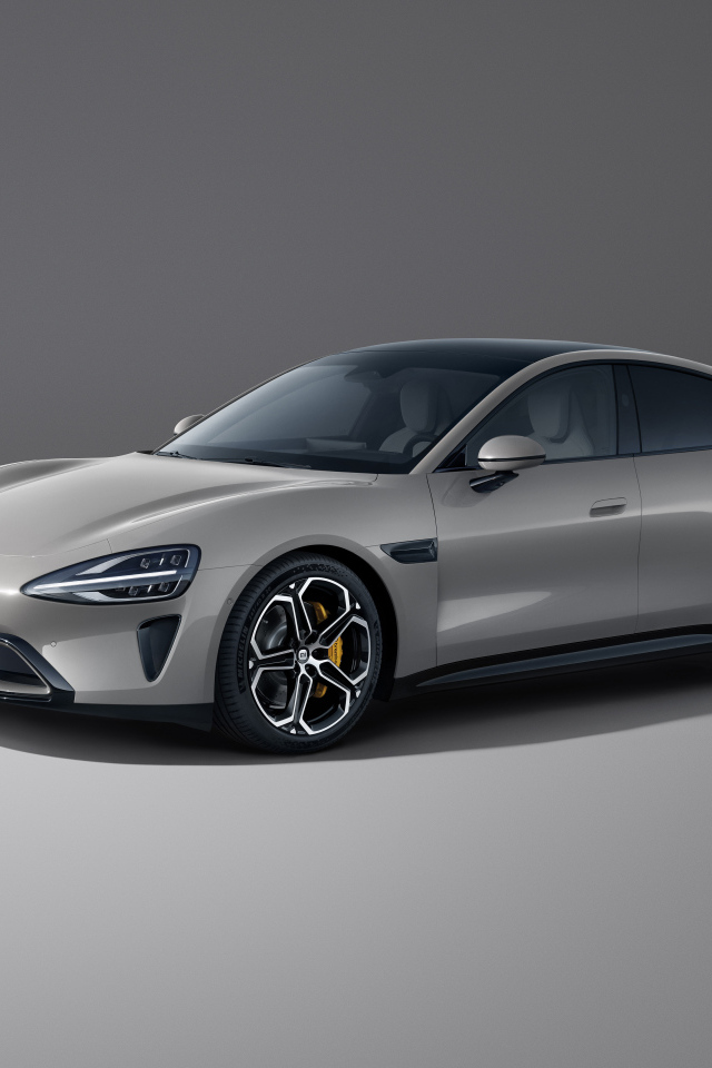 Серый автомобиль Xiaomi SU7 2024 года