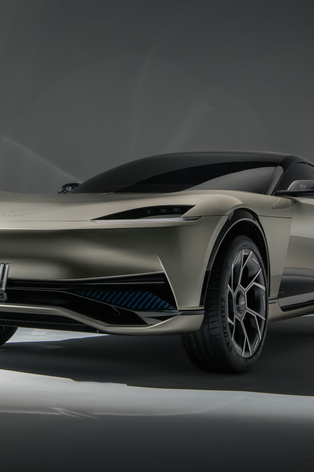 Автомобиль  Karma Ivara на сером фоне