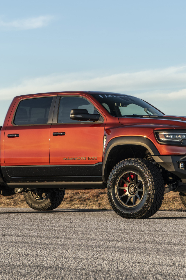 Красный пикап Hennessey Mammoth 1000 Last Stand 2024 года