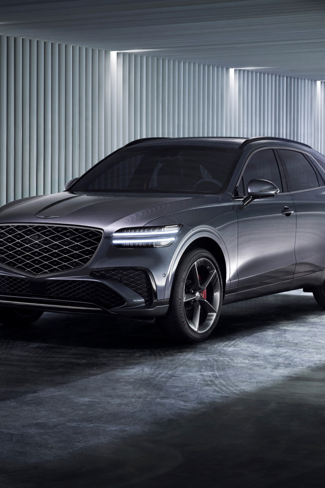 Серебристый автомобиль Genesis GV70 Sport 2024 года