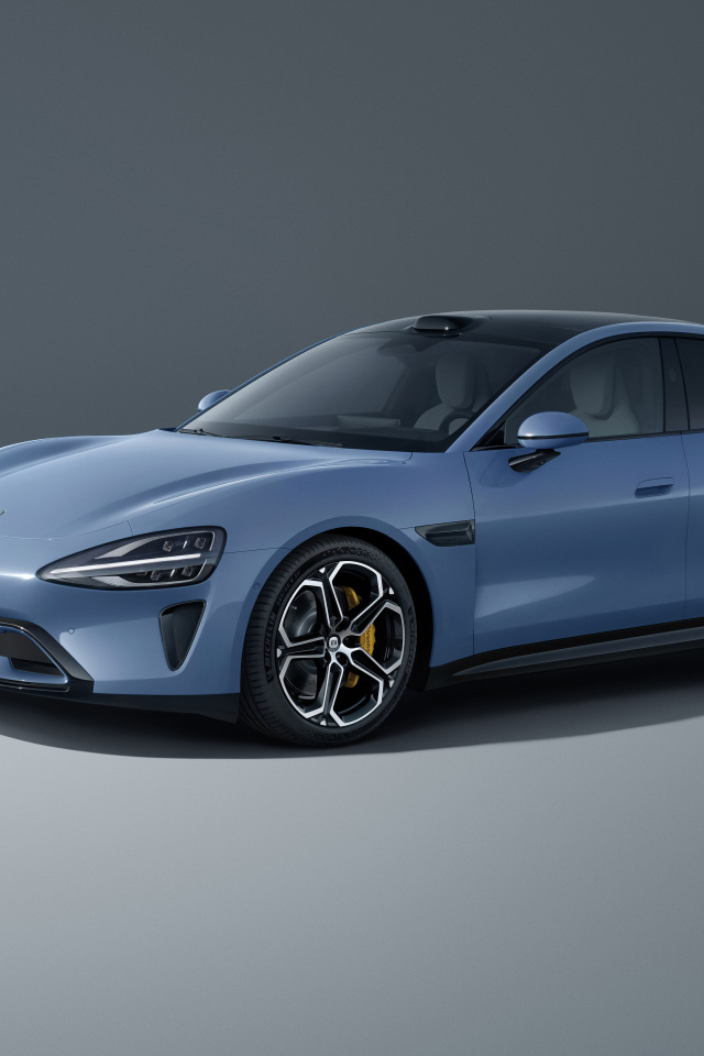 Автомобиль Xiaomi SU7 Max 2024 года на сером фоне