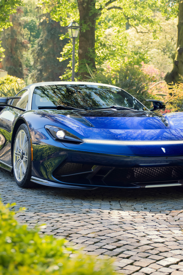 Синий спортивный автомобиль Pininfarina Battista Cinquanta cinque 2024