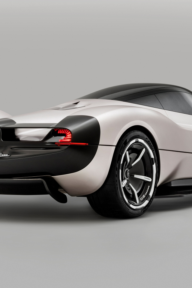 Вид сзади на автомобиль Pagani Alisea By IED 2024 года на сером фоне