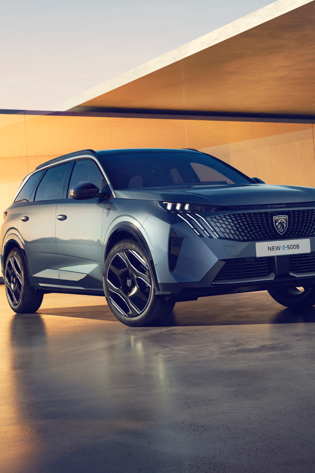 Стильный серебристый кроссовер Peugeot E-5008 GT 2024 года