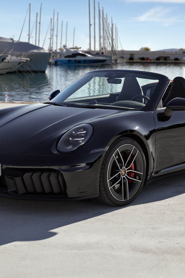 Автомобиль Porsche 911 Carrera GTS Cabriolet 2024 года на пристани