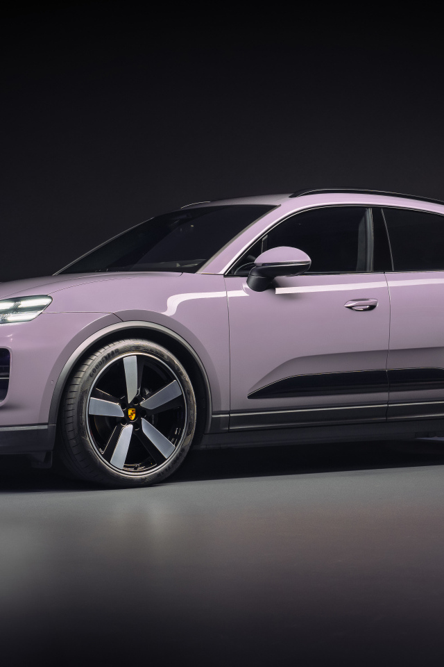 Автомобиль Porsche Macan 4 2024 года на черном фоне