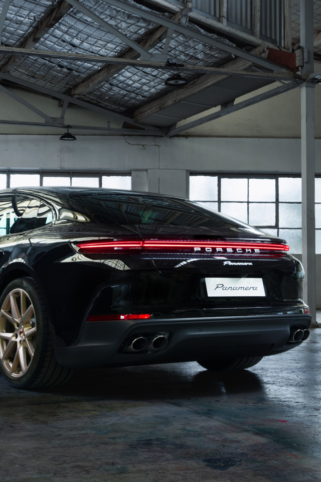 Вид сзади на автомобиль Porsche Panamera 2024  года