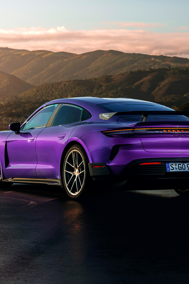 Автомобиль Porsche Taycan Turbo GT Weissach Package 2024 года вид сзади