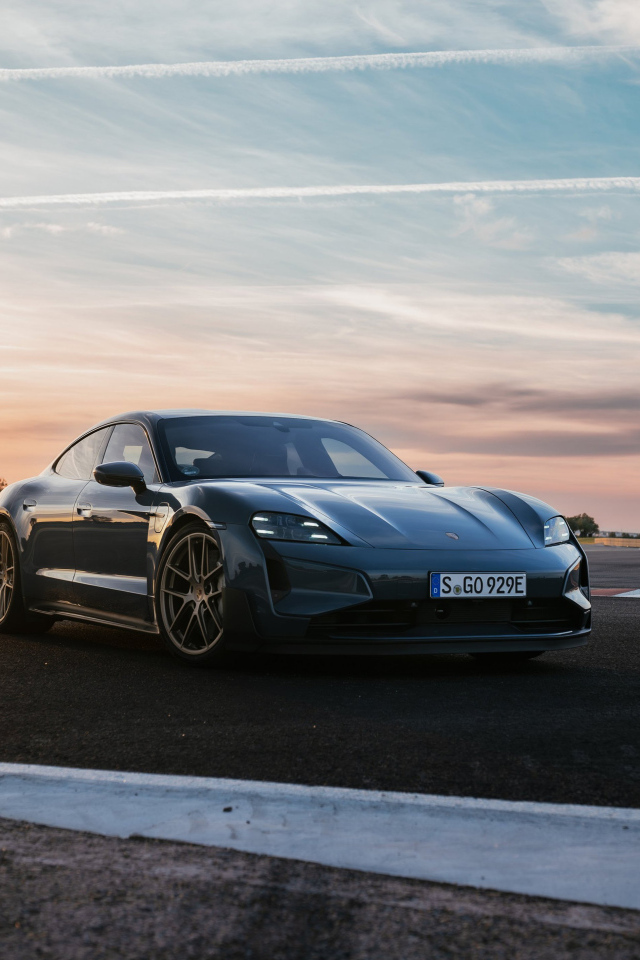 Автомобиль Porsche Taycan Turbo GT 2024 года на фоне неба
