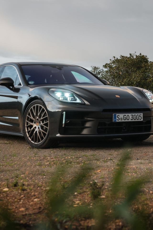 Черный автомобиль Porsche Panamera 2024 года