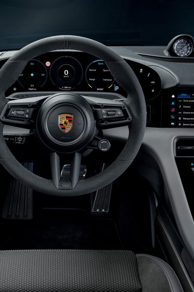 Черный салон автомобиля Porsche Taycan Turbo S