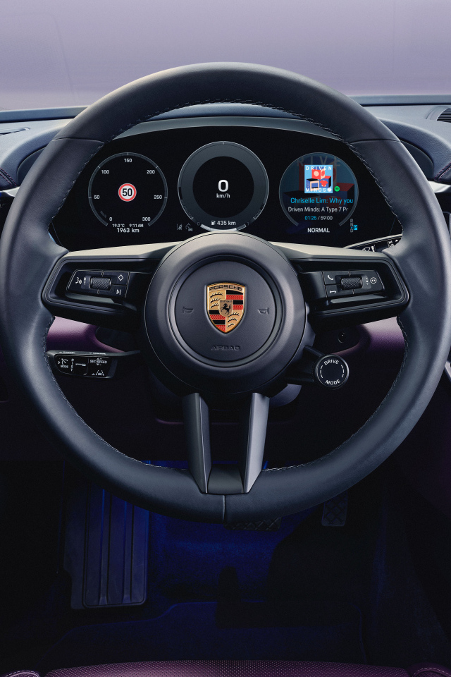 Черный кожаный салон автомобиля Porsche Macan 4 2024 года