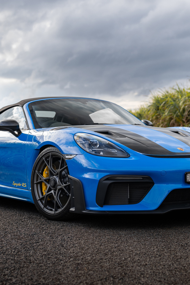 Голубой автомобиль Porsche 718 Spyder RS Weissach Package 2024 года