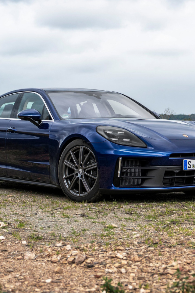 Синий автомобиль Porsche Panamera 4 2024 года